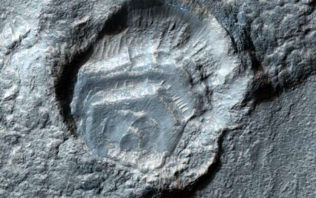 00Mars-Weird-Crater-Meteorite-Impact-PIA18774-full