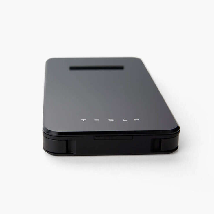 Tesla prezentuje powerbank - urządzenie przybliżające nas do premiery smartfona