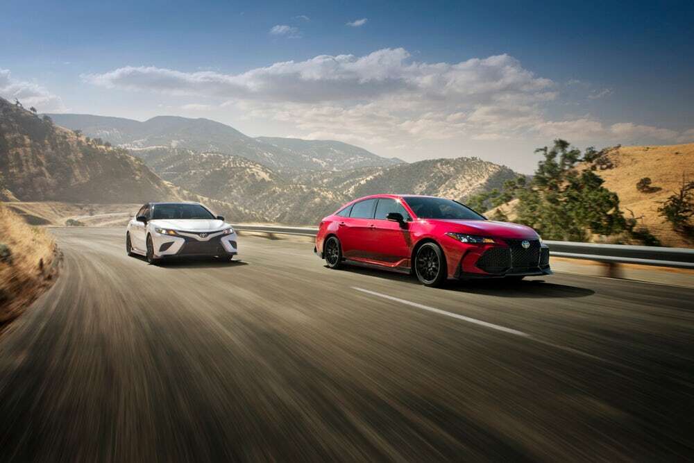 Mainstreamowe Toyota Camry i Avalon z wyścigowymi dodatkami