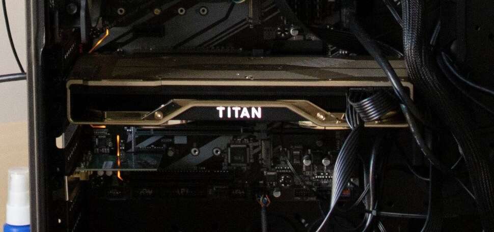 Flagowa karta NVIDIA RTX Titan na zdjęciach