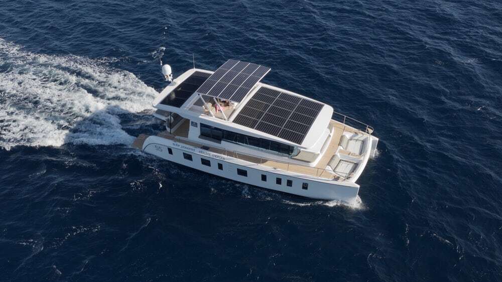 Jacht Silent 55 może przepłynąć dziennie do 100 mil dzięki energii słonecznej