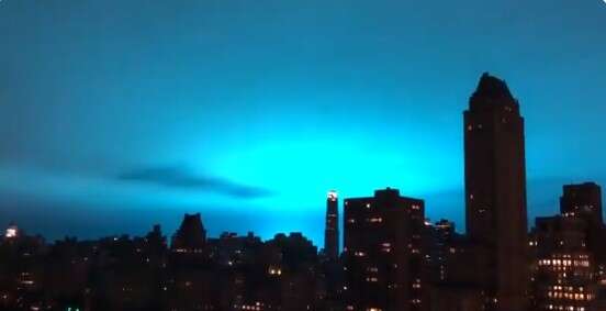 Uszkodzenie elektrowni zabarwiło panoramę Nowego Jorku na niebiesko