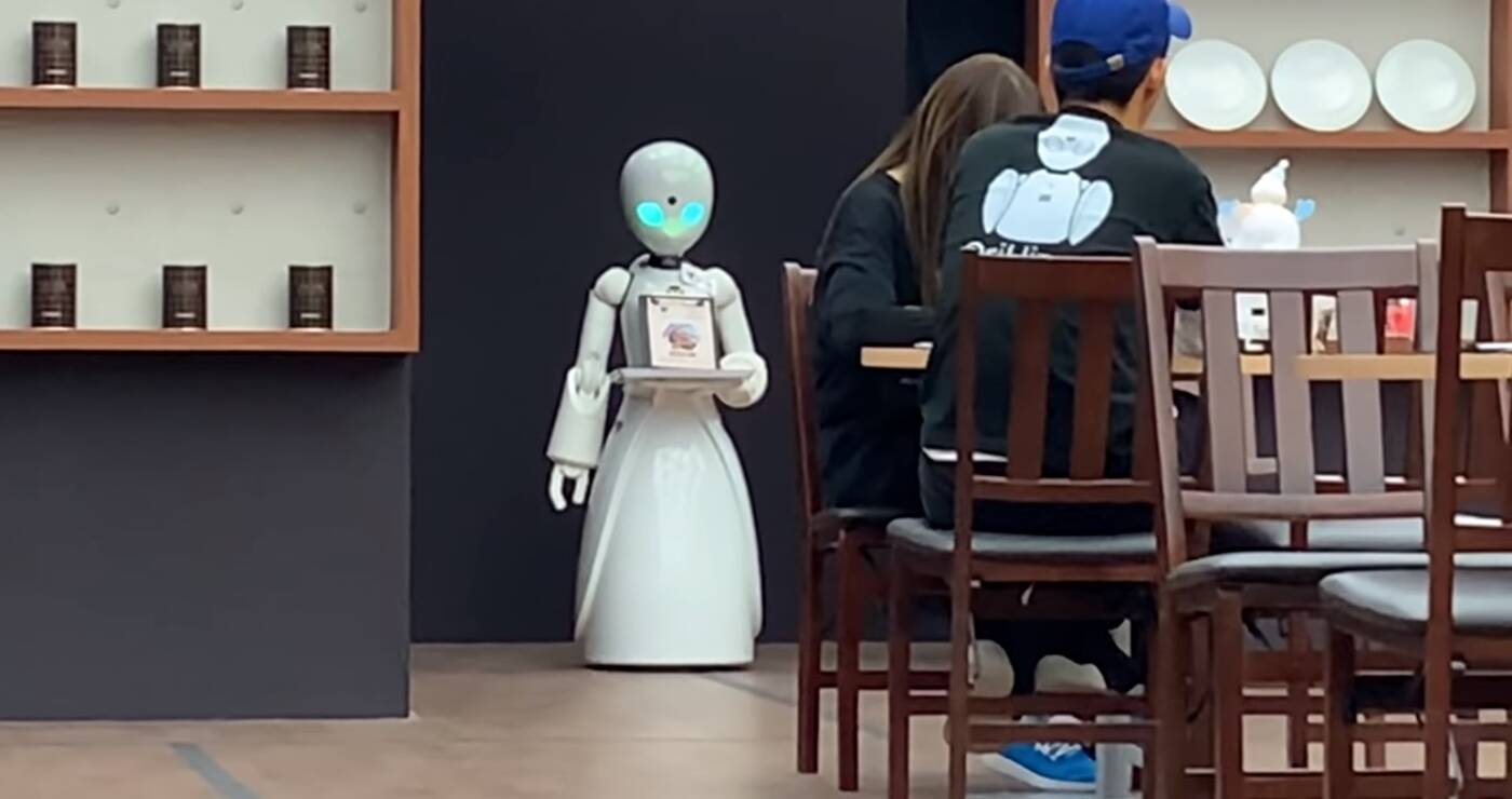 Japońska kawiarnia zatrudnia niepełnosprawne osoby do sterowania robotami-kelnerami