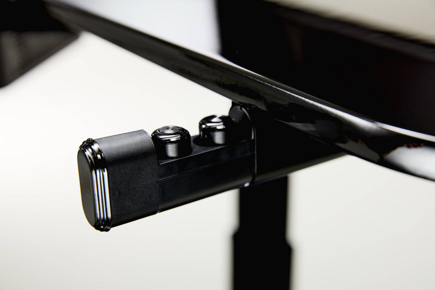 SmartDesk to gamingowe biurko do potęgi