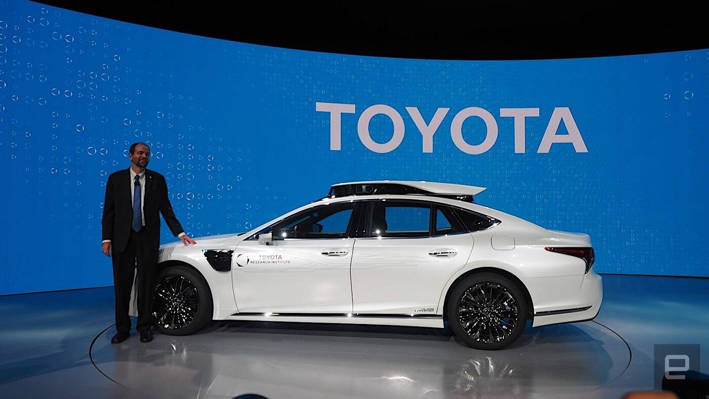 Prototyp Toyoty napędzają dwa autonomiczne systemy - Guardian i Chauffeur