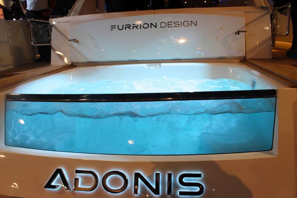 Czym jacht Adonis zasłużył sobie na występ na targach CES?