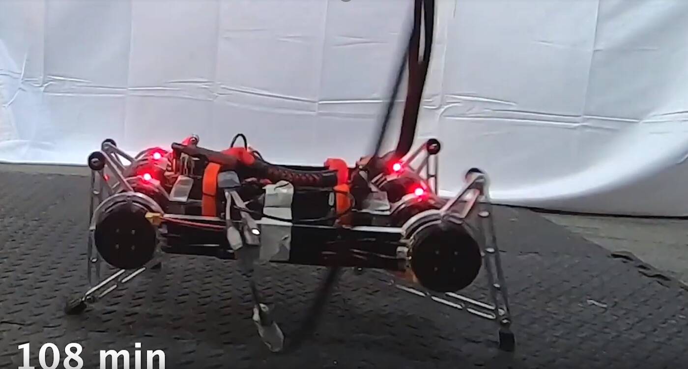 Ten system SI uczy roboty chodzenia