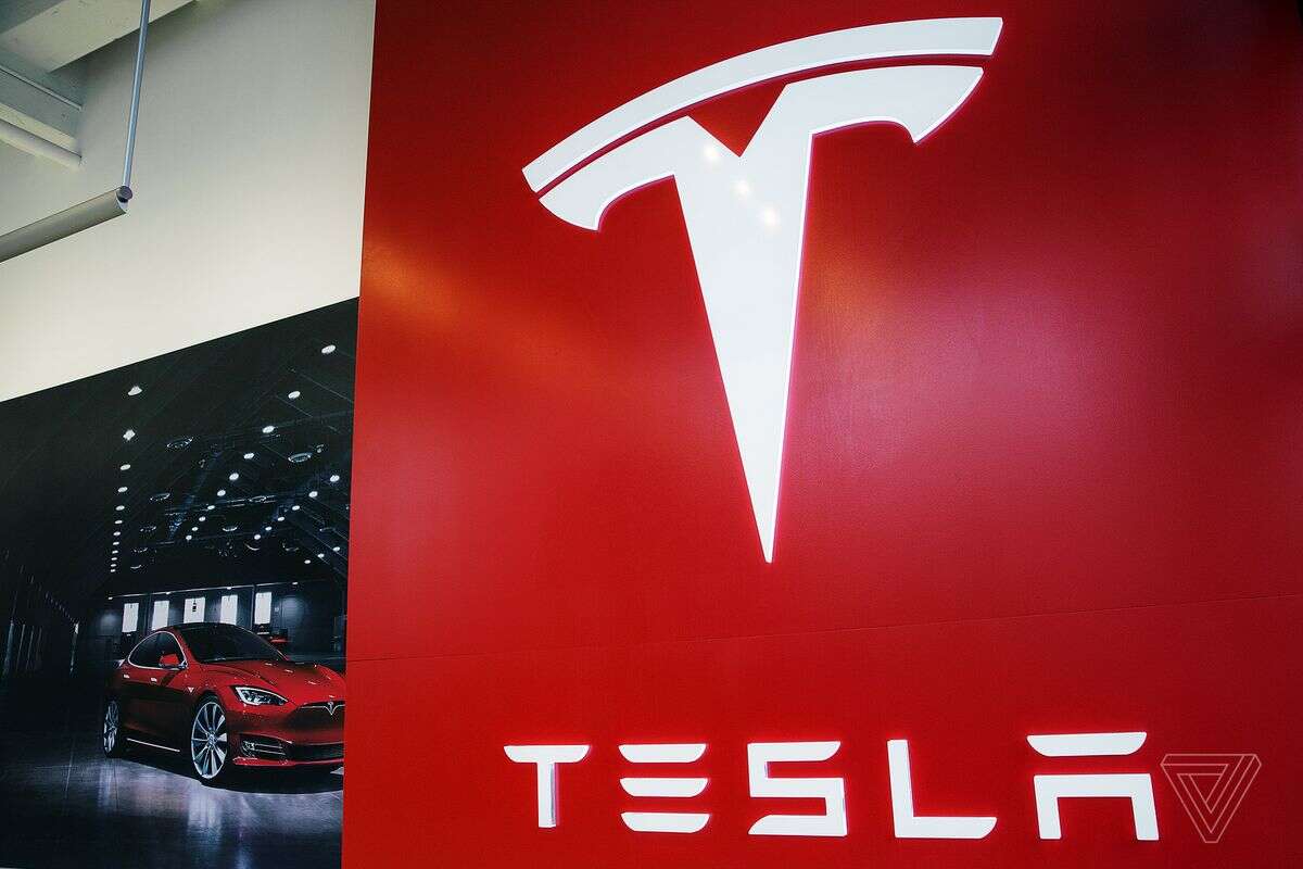 Tesla tnie koszty kończąc z programem referencyjnym