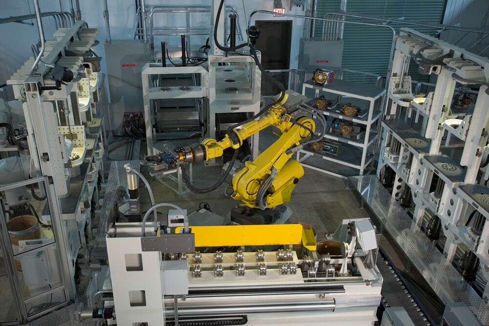 Zespół robotów radzi sobie świetnie z przygotowywaniem amunicji do recyklingu