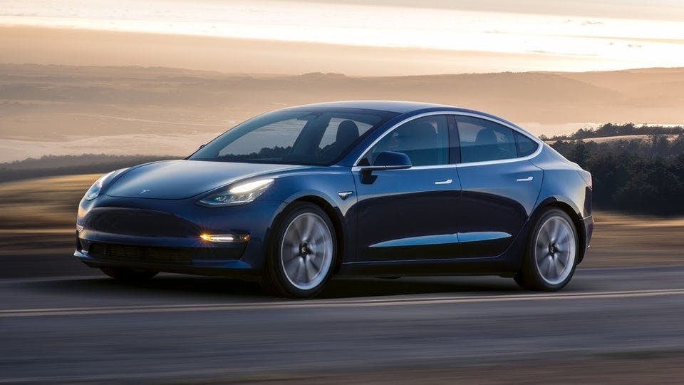 Tesla obniżyła odrobinę cenę samochodu Model 3