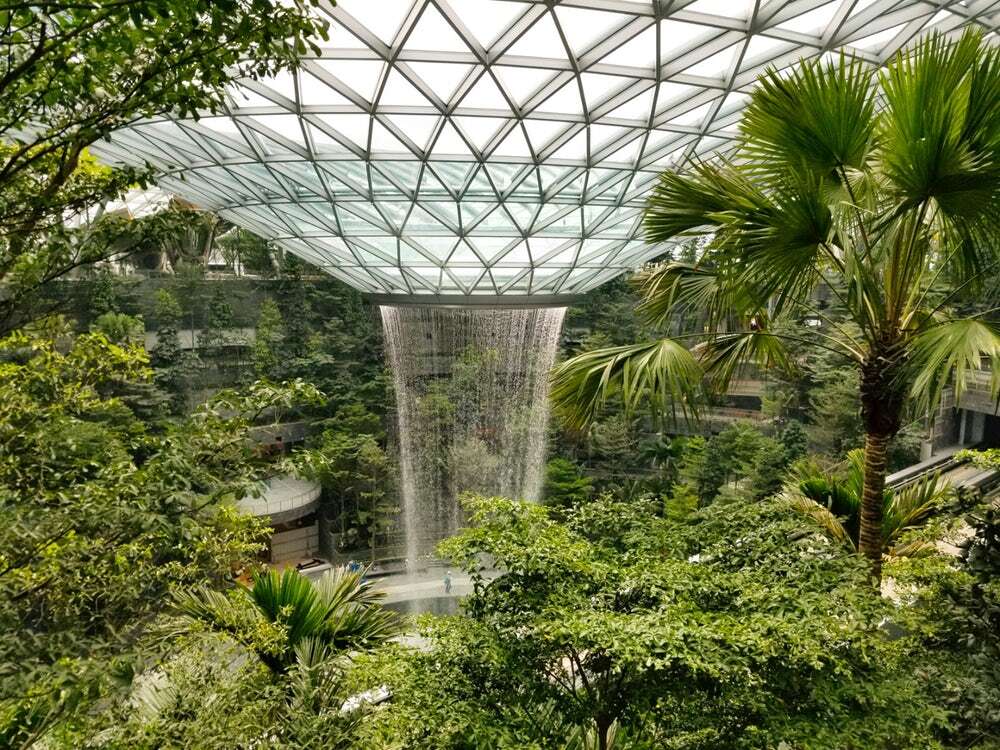 Najwyższy na świecie kryty wodospad powstał na Singapurskim lotnisku