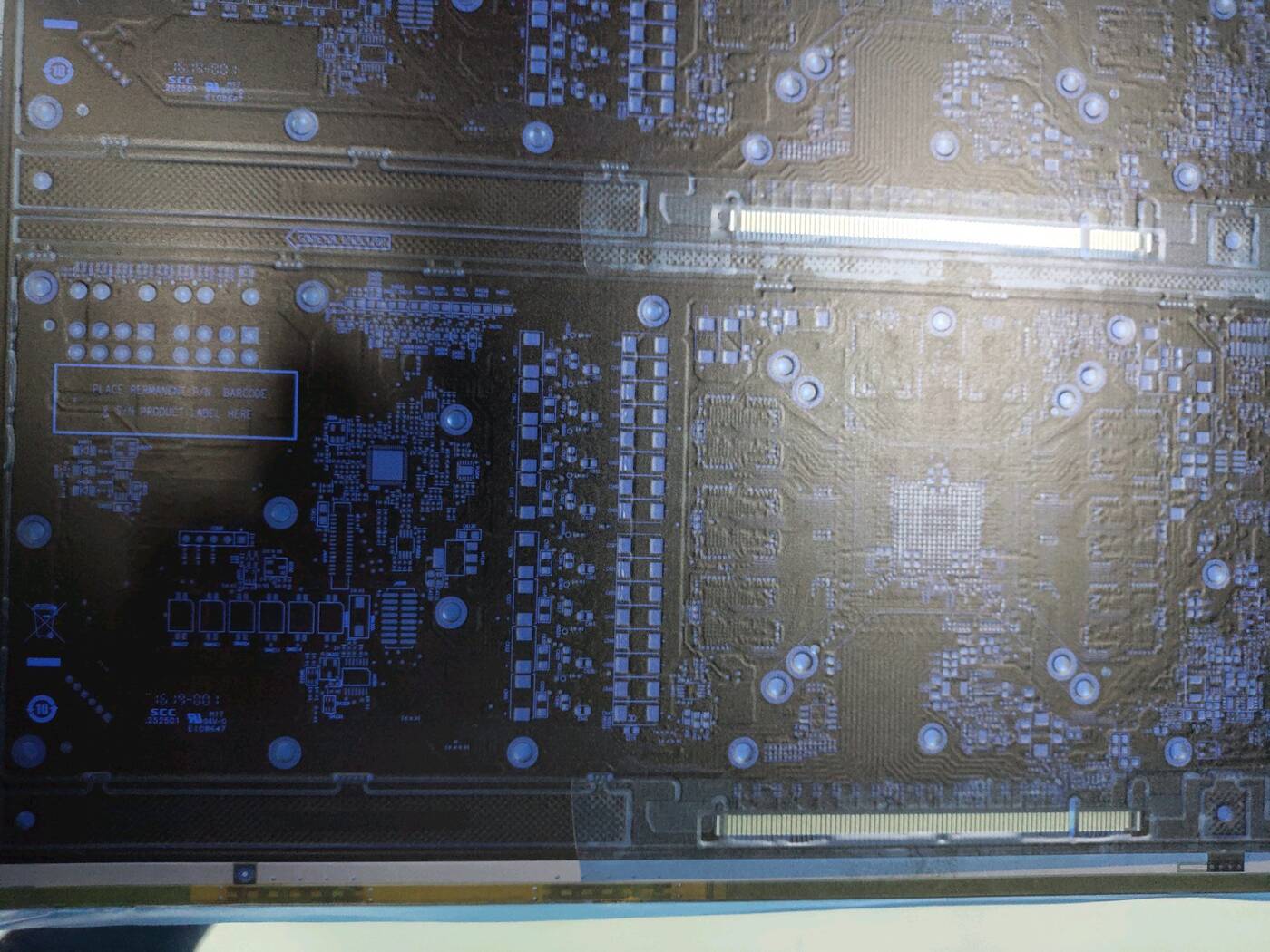 Wyciekło pierwsze domniemane zdjęcie laminatu karty AMD Navi