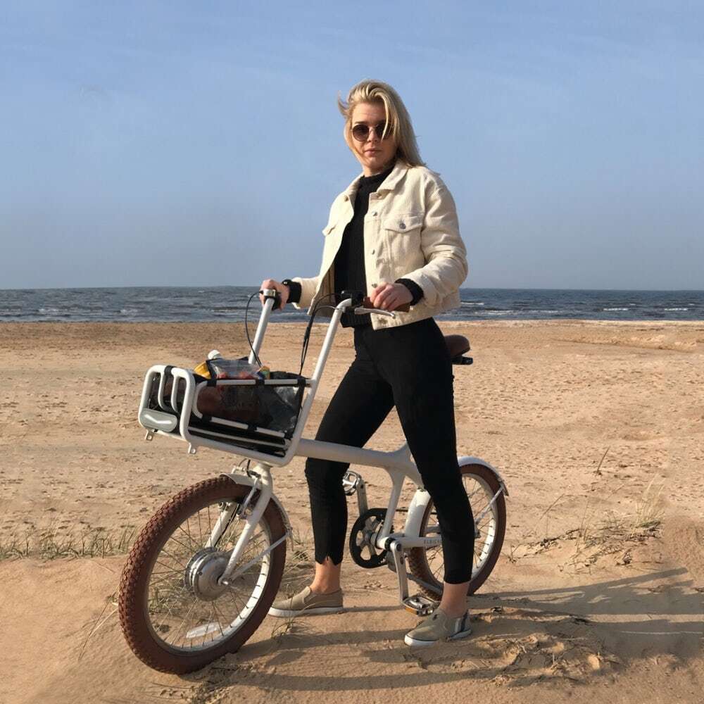 Elbi Cycles poszło na łatwiznę i umieściło baterię elektrycznego roweru Elbi w koszyku