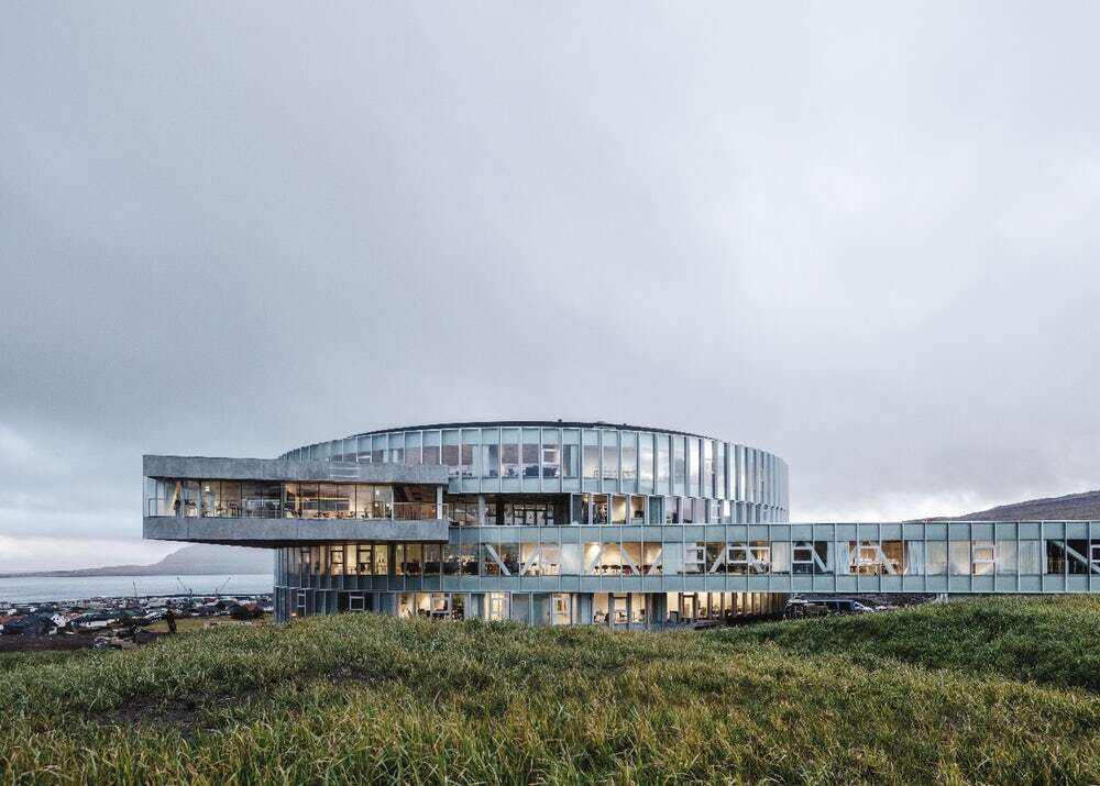 Imponujący budynek Glasir na Wyspach Owczych mieści nie jedną, a trzy szkoły
