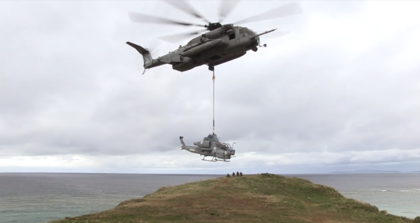 Obejrzyj, jak helikopter CH-53 Sea Stallion transportuje szturmowego AH-1Z