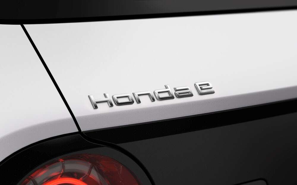 Niewielki elektryczny samochód miejski Honda e cieszy się ogromną popularnością
