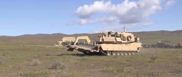 Ten bezzałogowy czołg M1 Abrams nie robi sobie wiele z wrogiej linii obrony