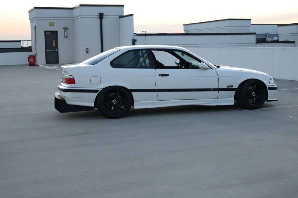Właściciel tego zmodernizowanego BMW E36 M3 z V8 sprzedaje go za pół ceny