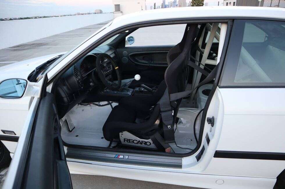 Właściciel tego zmodernizowanego BMW E36 M3 z V8 sprzedaje go za pół ceny