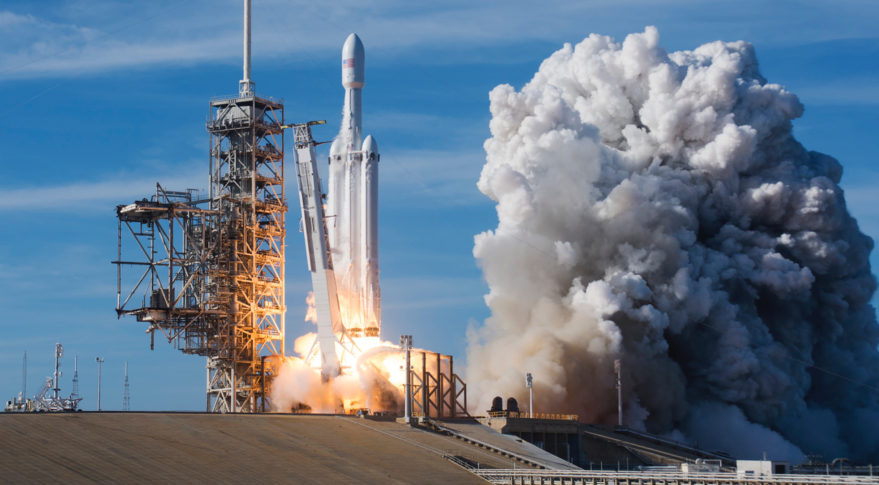 wideo powracającej owiewki rakiety Falcon Heavy