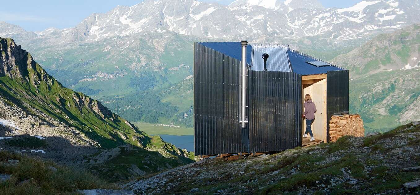 Firma On rozstawiła w Alpach niewielki domek
