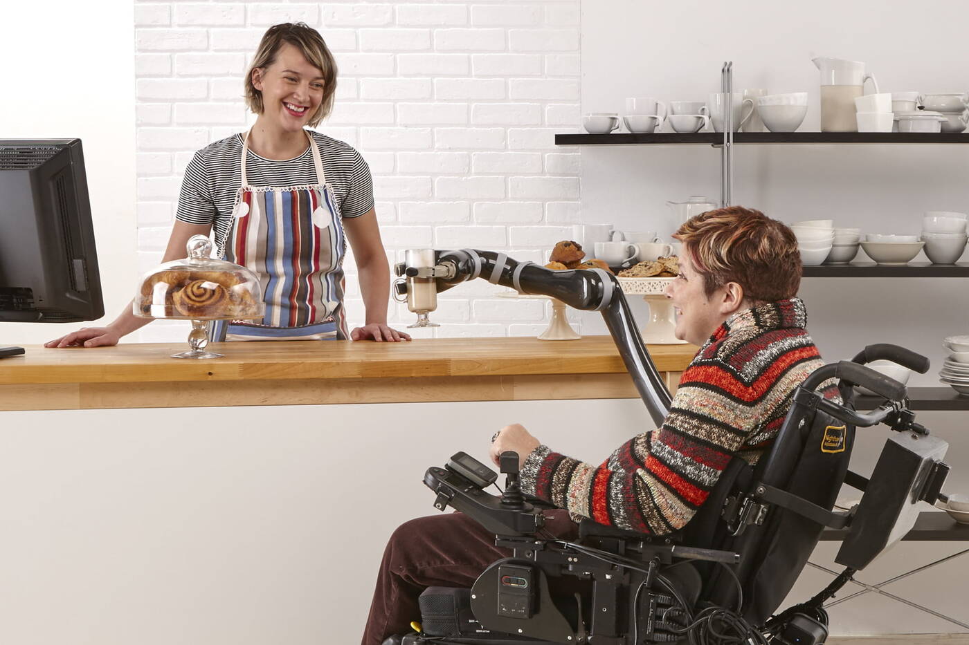 Robotyczne ramię Jaco na wózek inwalidzki robi praktycznie wszystko