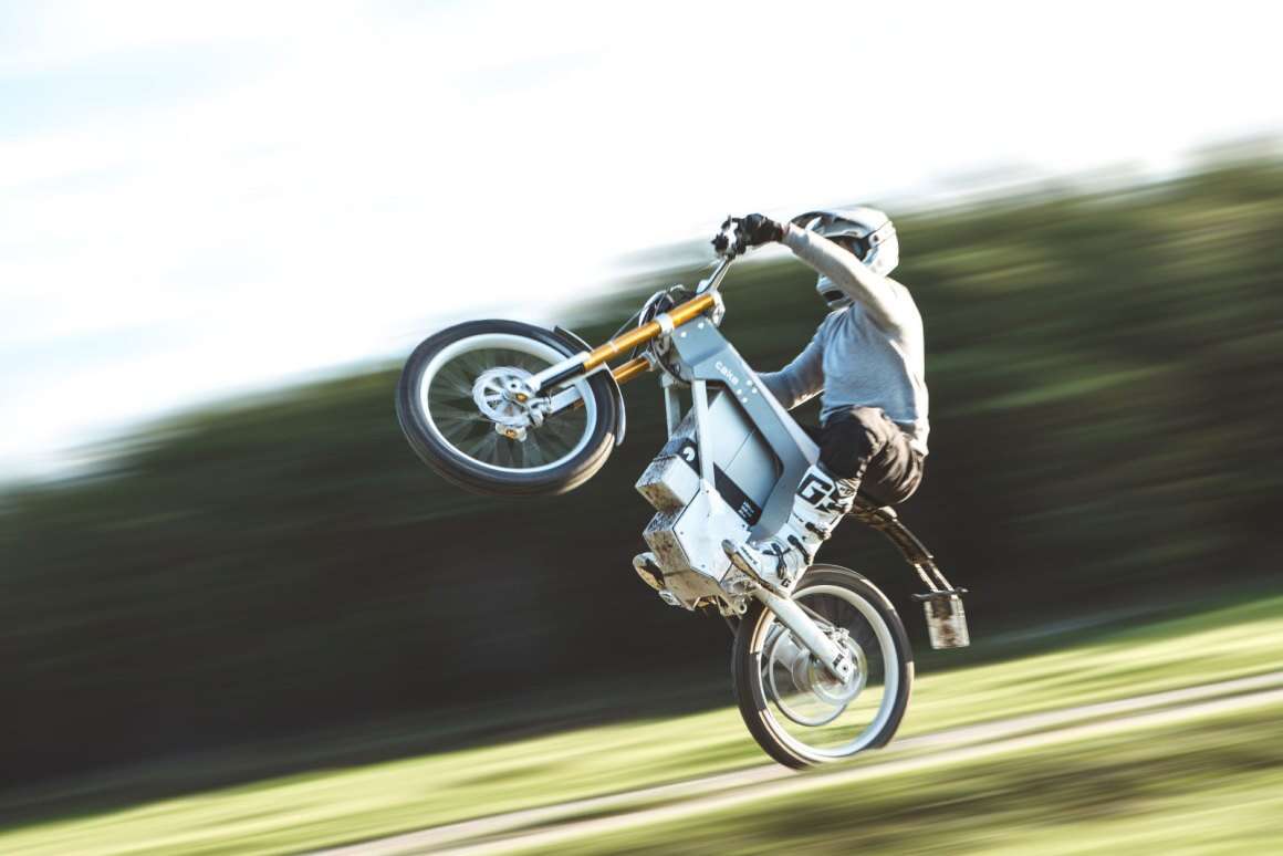 Elektrycznym motocyklem Kalk& do enduro wjedziecie już na drogi