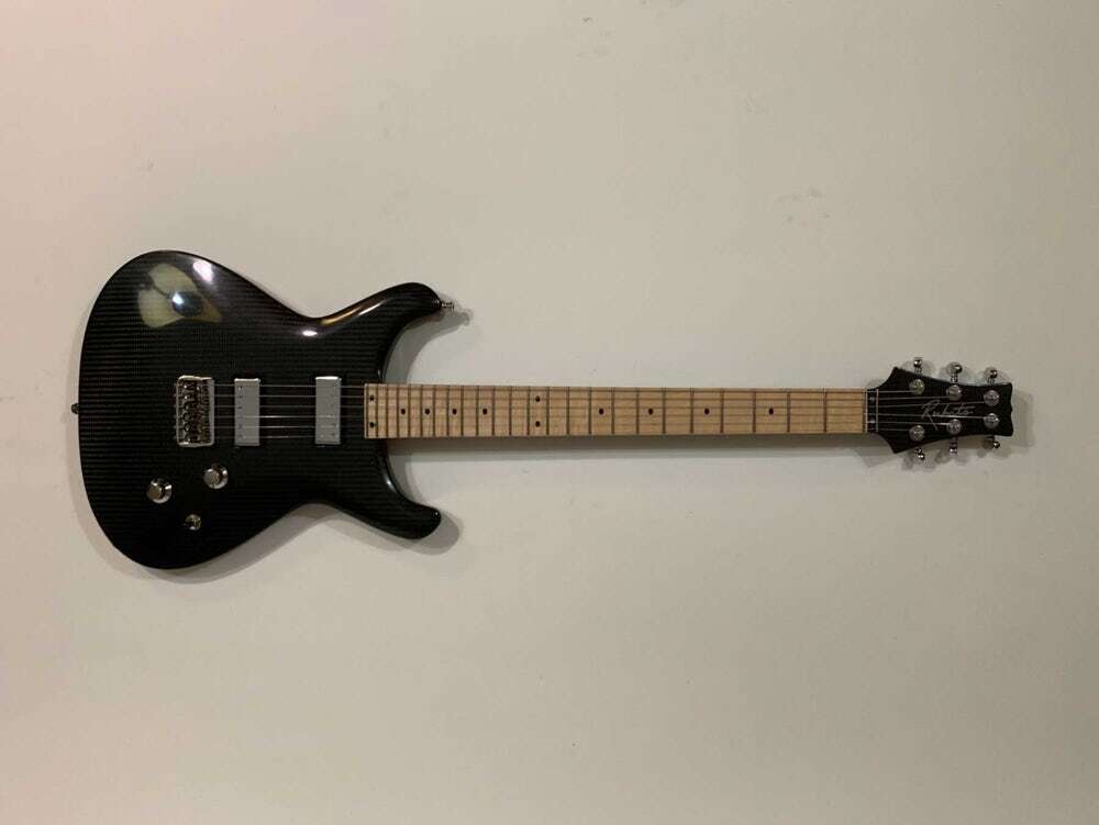 Jednoczęściowa gitara Lassie z włókna węglowego porzuciła wzmacniający pręt