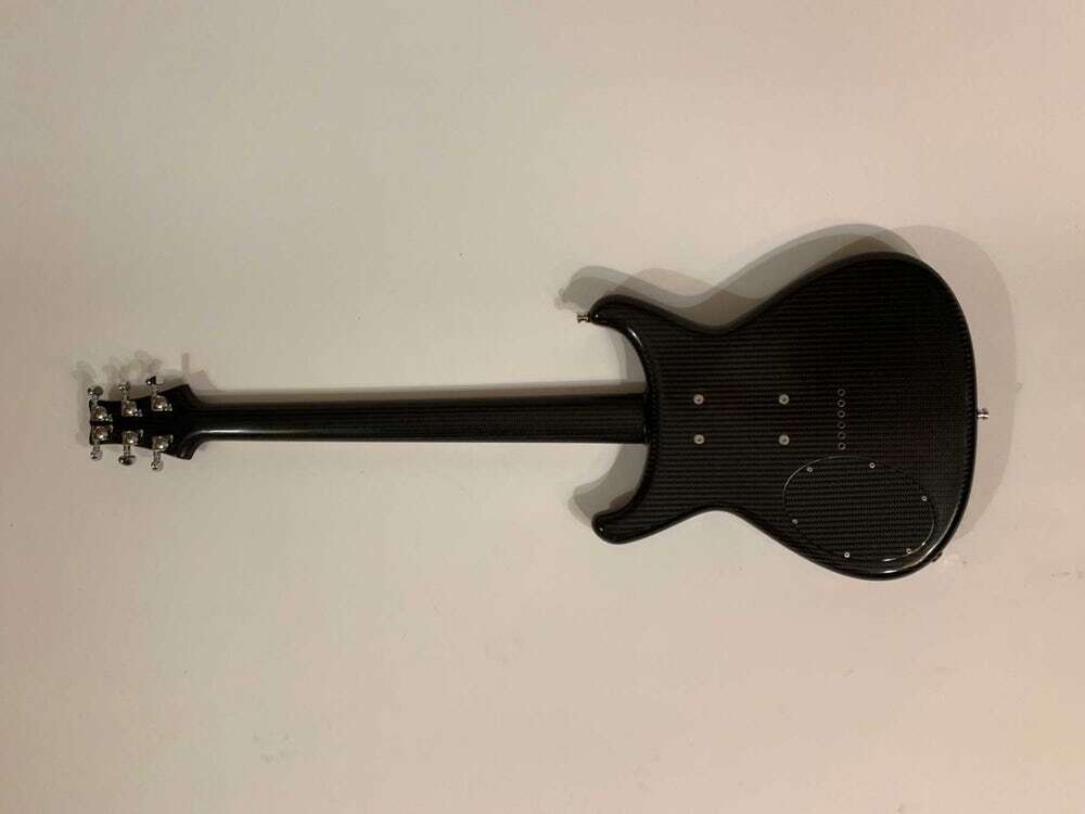 Jednoczęściowa gitara Lassie z włókna węglowego porzuciła wzmacniający pręt