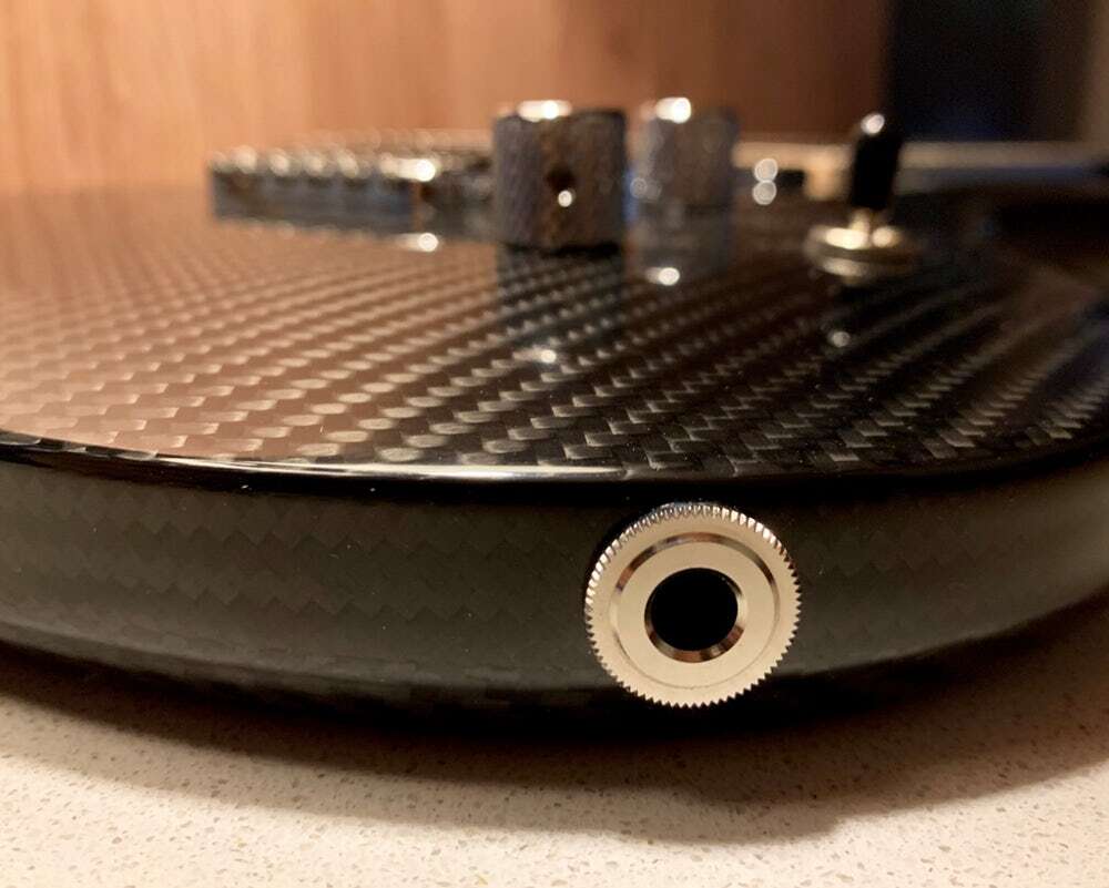 Jednoczęściowa gitara Lassie z włókna węglowego porzuciła wzmacniający pręt