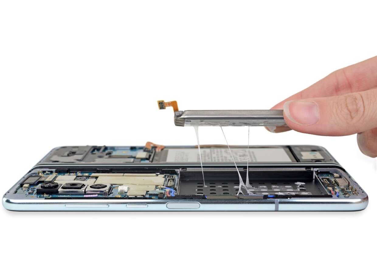 Galaxy Fold, ifixit Galaxy Fold, rozebranie Galaxy Fold, wnętrze Galaxy Fold, zmiany Galaxy Fold