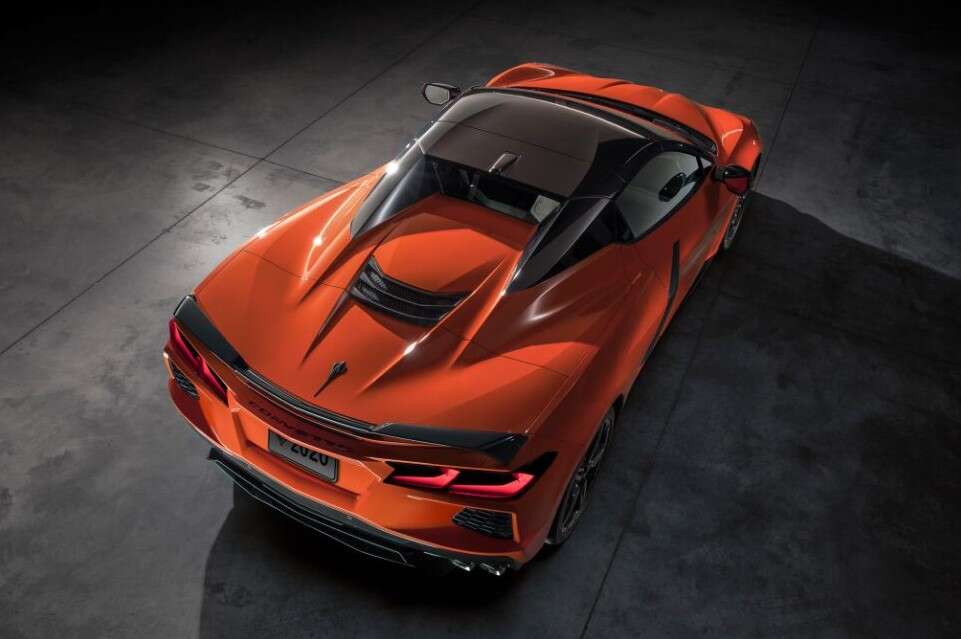 Nawet dach zachwyca w kabriolecie Corvette Stingray 2020 (3)