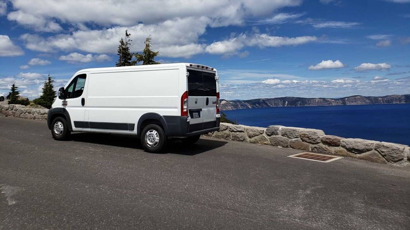 1000 dolarów w Ikei wystarczyło na przerobienie tego dostawczaka na przytulne gniazdko