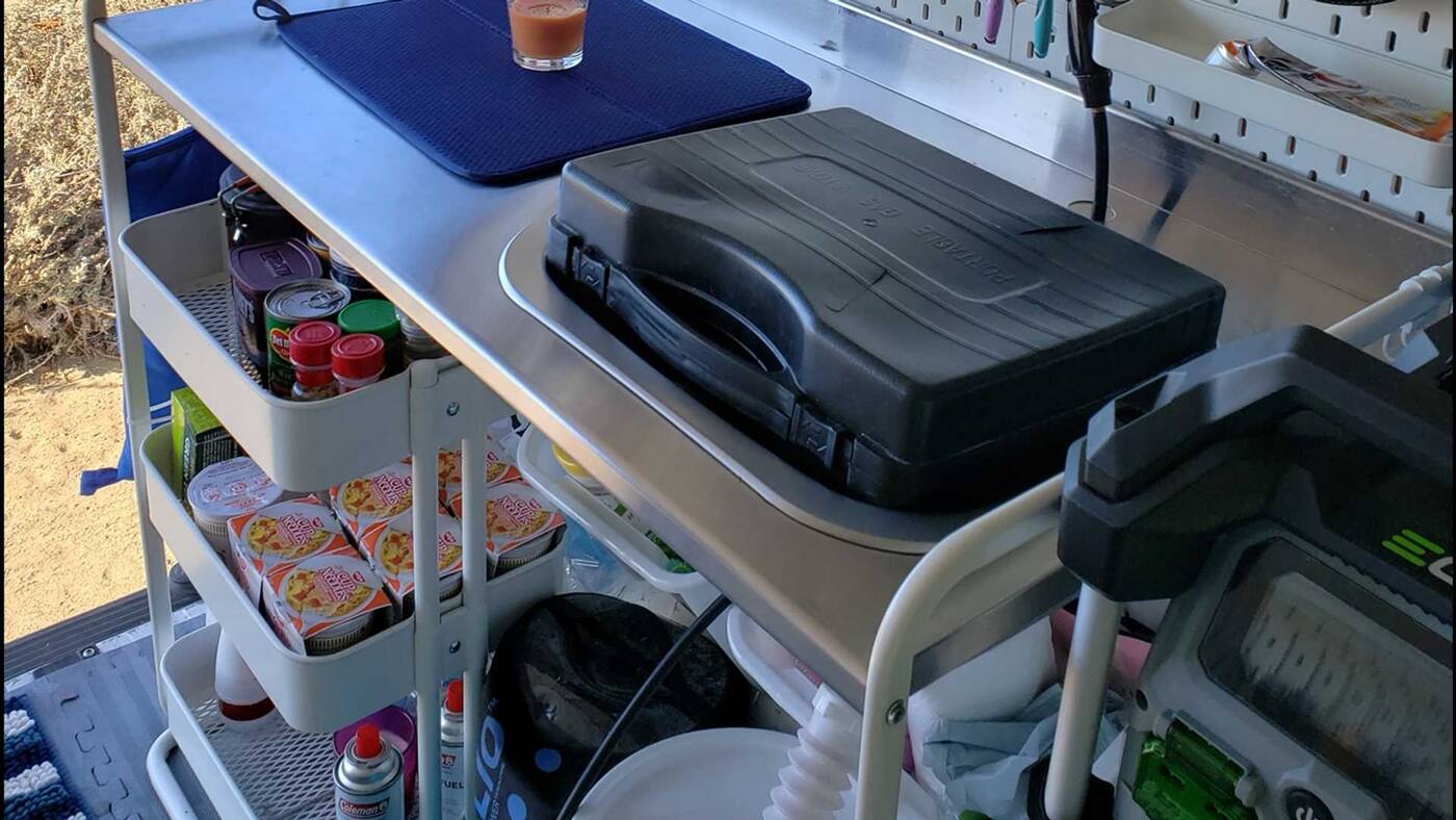 1000 dolarów w Ikei wystarczyło na przerobienie tego dostawczaka na przytulne gniazdko