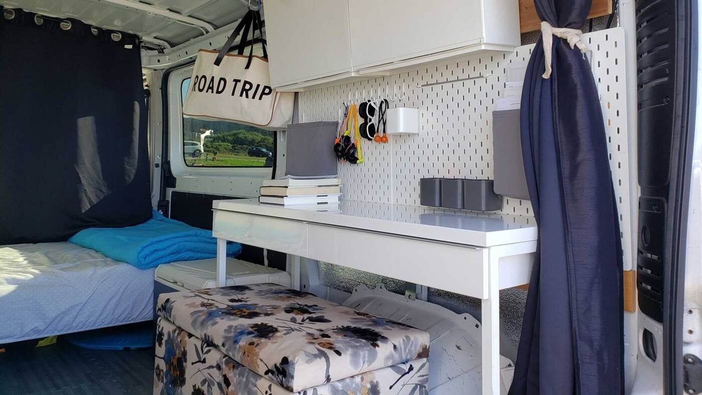 1000 dolarów w Ikei wystarczyło na przerobienie tego dostawczaka na przytulne gniazdko