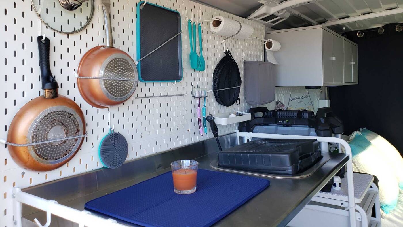 1000 dolarów w Ikei wystarczyło na przerobienie tego dostawczaka na przytulne gniazdko