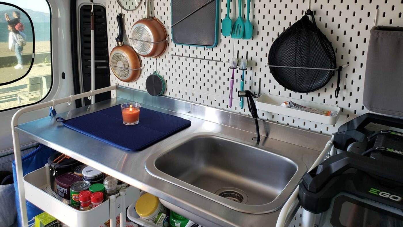 1000 dolarów w Ikei wystarczyło na przerobienie tego dostawczaka na przytulne gniazdko