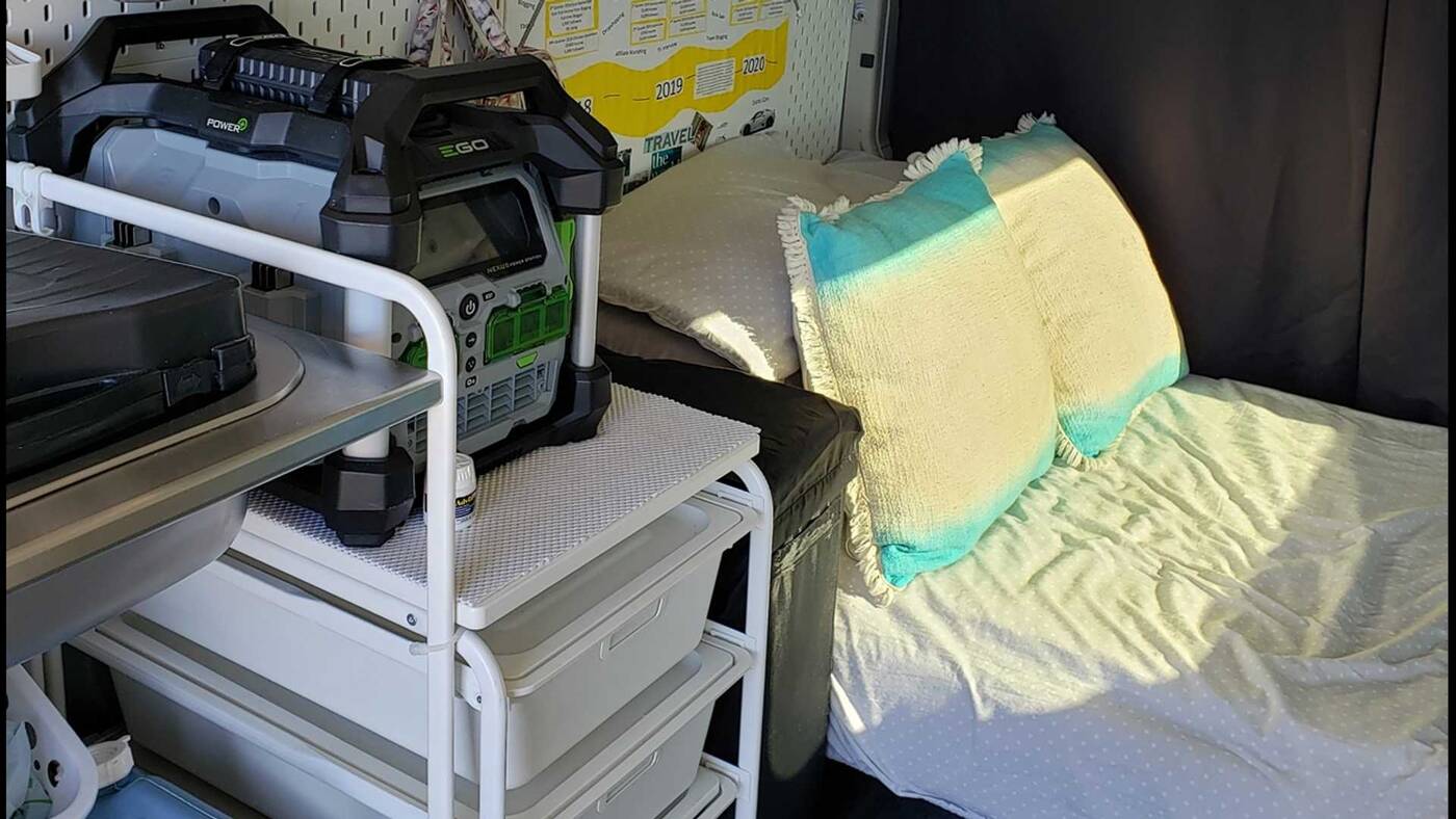 1000 dolarów w Ikei wystarczyło na przerobienie tego dostawczaka na przytulne gniazdko