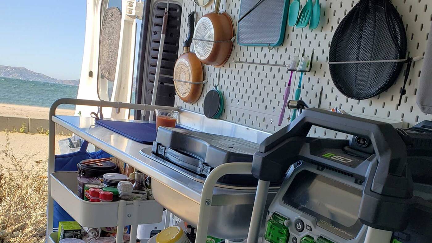 1000 dolarów w Ikei wystarczyło na przerobienie tego dostawczaka na przytulne gniazdko