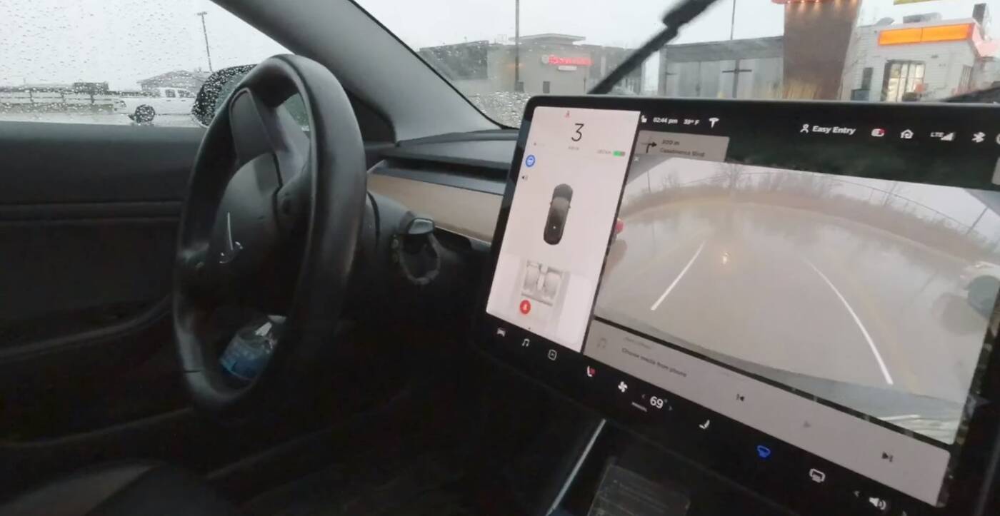 Smart Summon, zamawianie autonomią Tesli, autonomia Tesla, drive through Tesla