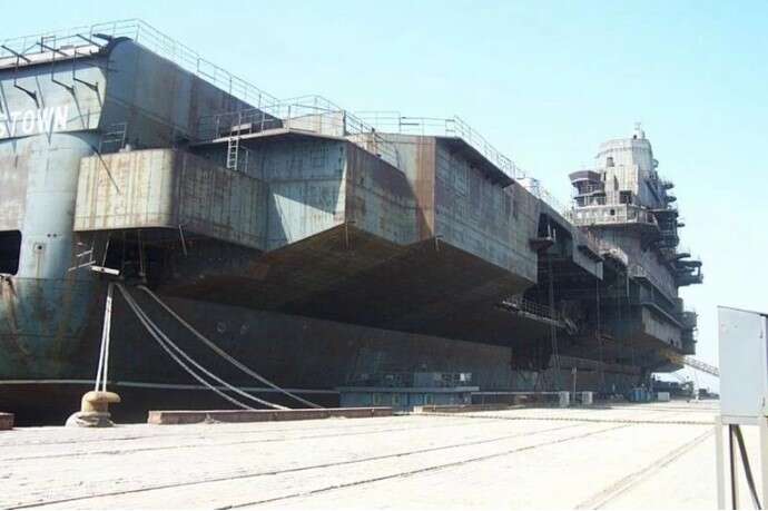 lotniskowiec Liaoning, od złomu do lotniskowca, historia Liaoning, chiński lotniskowiec