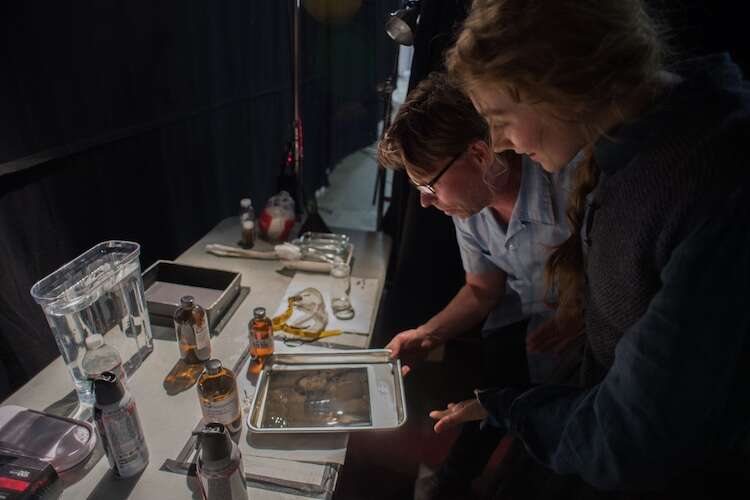 Niezwykle klimatyczna sesja promująca Małe kobietki. Zobaczcie zdjęcia jak z epoki!