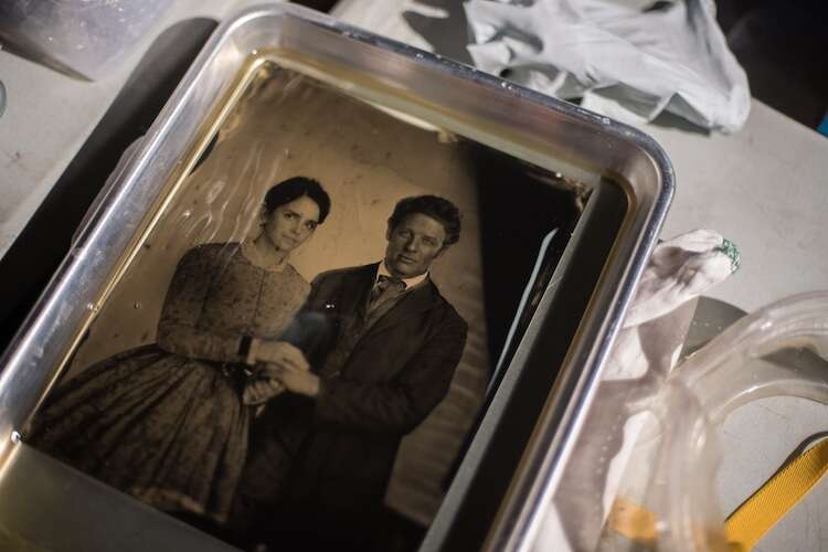 Niezwykle klimatyczna sesja promująca Małe kobietki. Zobaczcie zdjęcia jak z epoki!