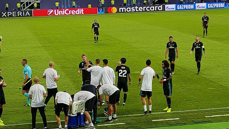 Czy piłkarze zarabiają za dużo?