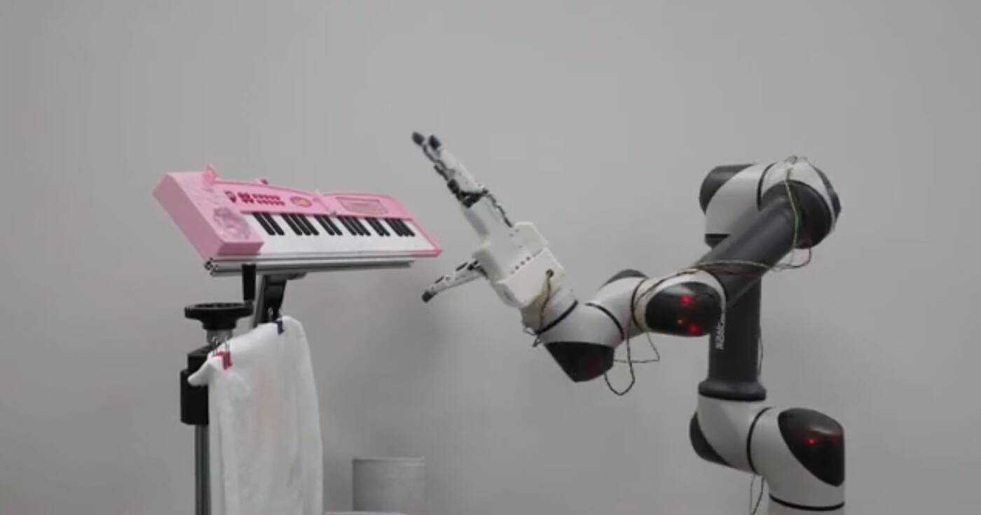 roboty, robotyczna ręka, robot i pianino, najsilniejszy robot