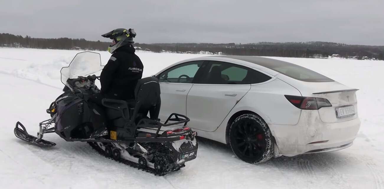 Tesla, skuter śnieżny, skuter śnieżny vs Model 3, Model 3