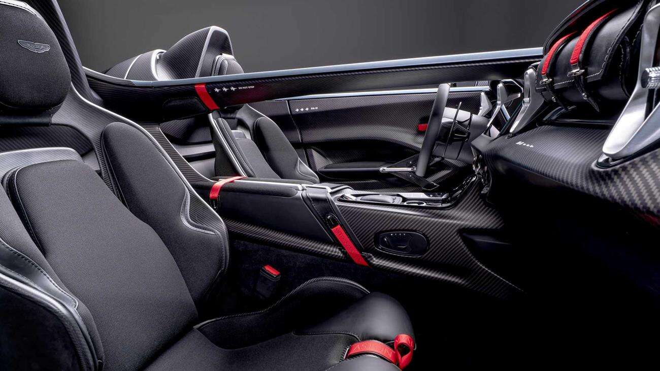 Aston Martin V12 Speedster, to 700-konna bestia bez dachu