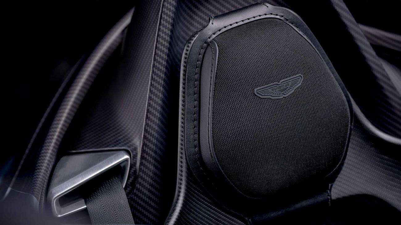 Aston Martin V12 Speedster, to 700-konna bestia bez dachu