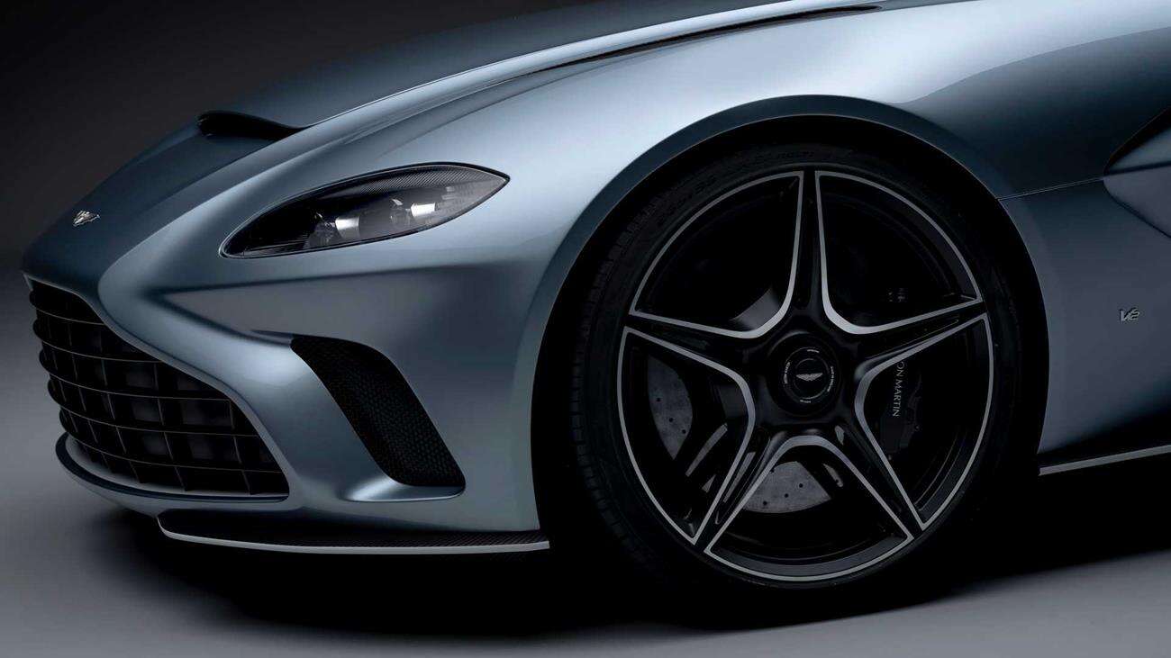 Aston Martin V12 Speedster, to 700-konna bestia bez dachu