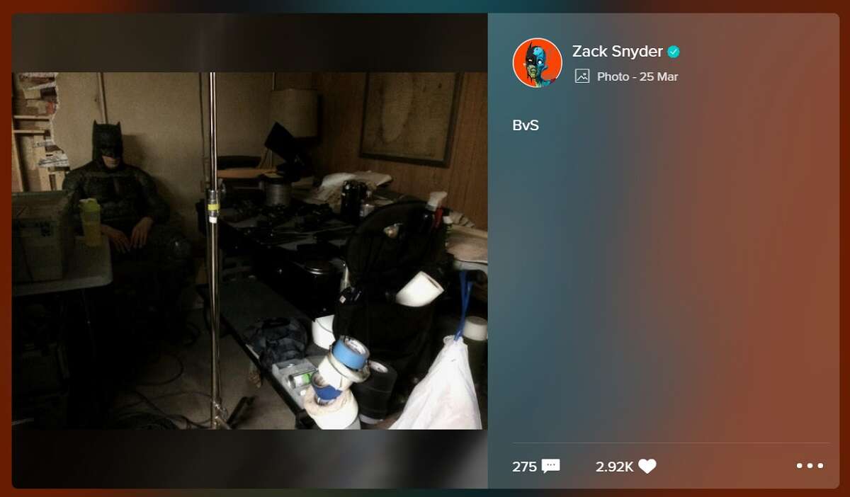 Batman vs Superman – odpoczywający Batman na zdjęciu zza kulis